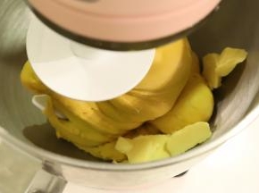 揉至能拉厚膜时放入黄油，继续3档揉面