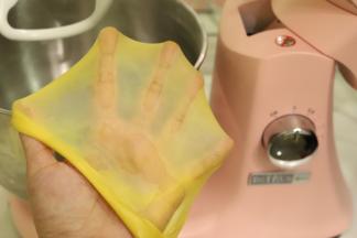 注意看面团状态，到扩展阶段时停止揉面（大概时间为23分钟）