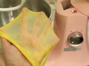 注意看面团状态，到扩展阶段时停止揉面（大概时间为23分钟）