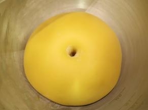 手沾面粉插入面团，不塌陷不回缩即发酵完成