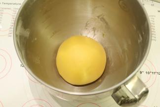 面团搓成圆形，放入盆内，盖上保鲜膜一发