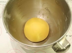 面团搓成圆形，放入盆内，盖上保鲜膜一发