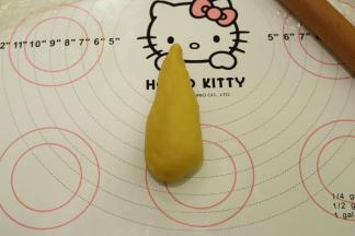 取一小份面团，搓成水滴状