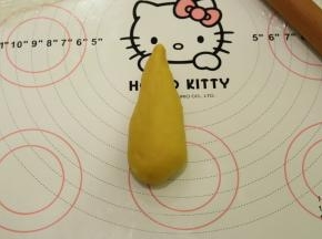 取一小份面团，搓成水滴状