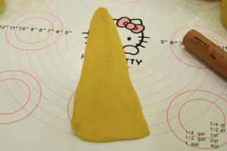 将面团擀成15厘米长30厘米高的三角形