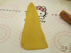 将面团擀成15厘米长30厘米高的三角形