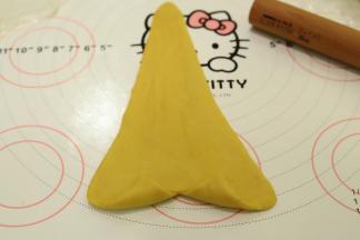 在三角形的低部中间切一小刀