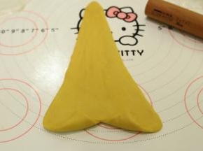 在三角形的低部中间切一小刀