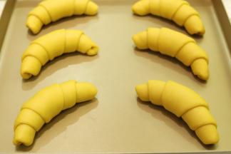 依个放入烤盘内