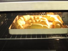 烤箱预热170度，上下火中层，时间18分钟