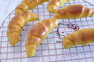 面包出炉后马上刷上一层薄薄的黄油，放在晾架上放至温热