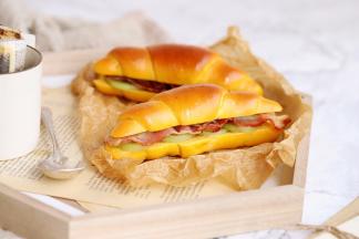 培根片煎至金黄，奇异果切片，牛角包对切，夹上培根和奇异果