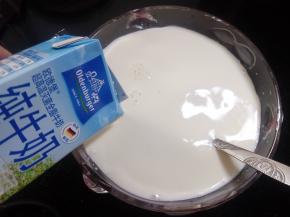 2 接着再倒入剩下的酸奶，然后用筷子或勺搅拌均匀。