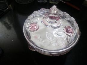 3 盖好盖子或者保鲜膜，放入酸奶机、发酵箱或者烤箱等可以做酸奶的机器里，接通电源后，就不要再移动机器了。这个过程需要大约6到8个小时，冬天可能会要增加一两个小时。