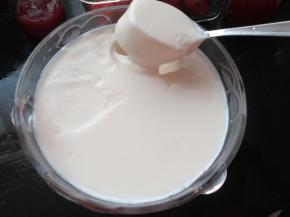 4 时间到了之后，取出酸奶容器，这时酸奶已经像豆腐脑一样粘稠且嫩滑，然后将容器放入冰箱中钝化2~4个小时，会更加的稠厚一些。这时就可以食用啦。做的时间也不宜太久，会酸度增加，影响口感。