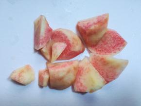 5 蜜桃和酸奶提前在冰箱中冷藏。取水蜜桃一只去皮切块。