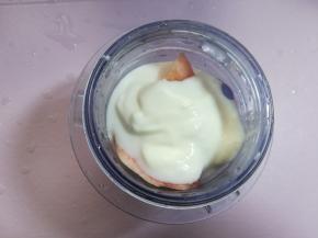 6 放入料理机中，加入适量的酸奶。