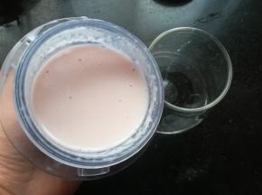8 打好后根据蜜桃的甜度，如果不甜可以适当的添加一些蜂蜜，几滴柠檬汁调味。这样一杯好喝又养颜的蜜桃奶昔就做好了。