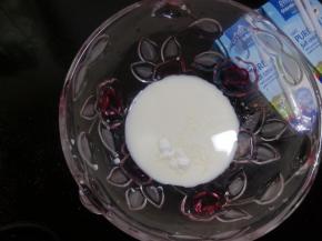 1 将做酸奶的客器用沸水消毒1分钟倒掉，加入一袋菌粉和少量的纯牛奶搅拌均匀，喜欢有甜味的，也可以加入40到50克的糖粉一起搅匀。做酸奶的容器不能有油，或者生水，会不利于菌类的繁殖。