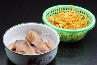 准备食材，虫草花、鱼肉；