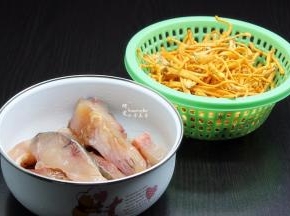 准备食材，虫草花、鱼肉；