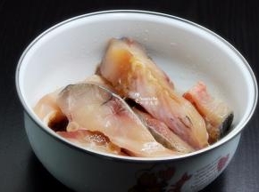 洗净的鱼，切宽1.5cm左右的鱼块，放油、盐、生粉、生抽、鱼露、生姜洗净切丝放入一起拌均腌制