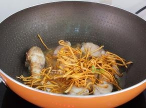 鱼块煎至微黄，加入洗净的虫草花，还有一小碗高汤，没有高汤的可以用沸水，千万不用用冷水，冷水鱼肉就不好吃了。再次煮沸，改为中小火盖上盖子炖5-6分钟