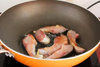 热锅，倒油，放入鱼块，中小火煎至微黄，翻转另外一面继续煎至微黄。