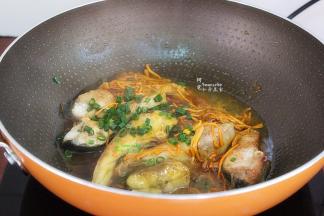 汤汁变少，虫草花也熟了，鱼肉有虫草花的鲜甜，虫草花有鱼肉的鲜香，这个时候放盐、香葱，关火，美味出锅。