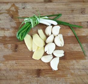 香葱打一个结，姜切成片，蒜子随便拍一下。