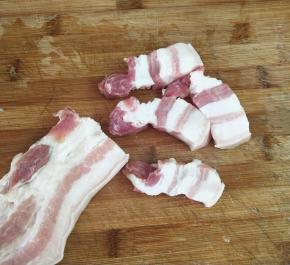 把肉切成块，肉不要切太小，因为它烹饪的过程会缩，而且还没有卖相。