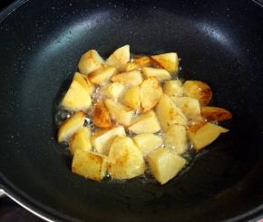 把土豆放入锅中煸至金黄，盛出备用。