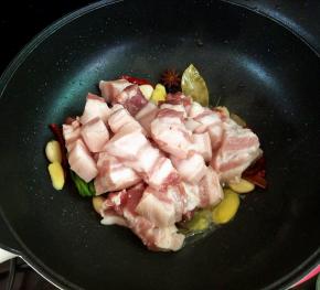 就着锅中剩余的油，下八角，干辣椒，桂皮，香叶，葱姜蒜和五花肉