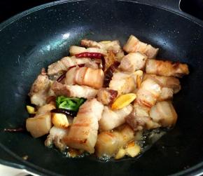 煸制肉的表皮微黄