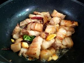 煸制肉的表皮微黄