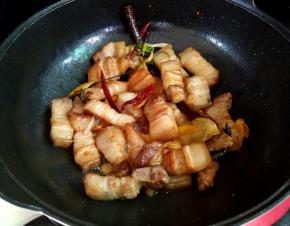 这个时候再加入1/3的白糖。让它上个色