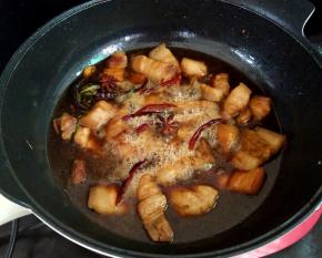 加入啤酒，生抽，老抽和剩余的白糖。