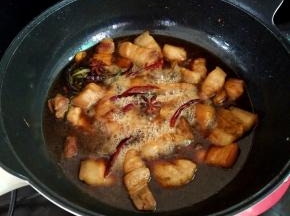 加入啤酒，生抽，老抽和剩余的白糖。