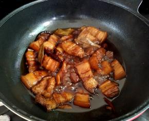 盖上盖子，转最小火闷煮25分钟。