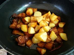 提前五分钟的时候再加入土豆。这个时候如果觉得太甜，可以加少许的盐找味。