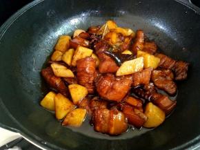 好了之后呢，不要开盖子，再闷五分钟，俗话说的好，白煮不如一闷。