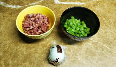 牛肉切粒；四季豆切粒后在水里煮5分钟捞起备用
