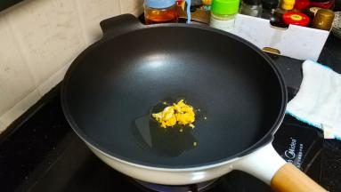 锅里放少许油倒入咸蛋黄