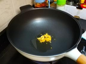锅里放少许油倒入咸蛋黄
