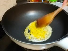 用铲压碎蛋黄烧至如图，出泡泡