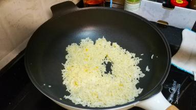 炒均匀，让每粒饭都粘到蛋黄