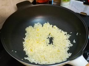 炒均匀，让每粒饭都粘到蛋黄
