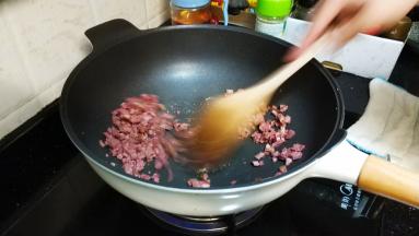 锅里再放少许油，放入牛肉粒翻炒