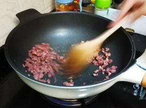 锅里再放少许油，放入牛肉粒翻炒