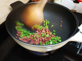 再放入四季豆翻炒